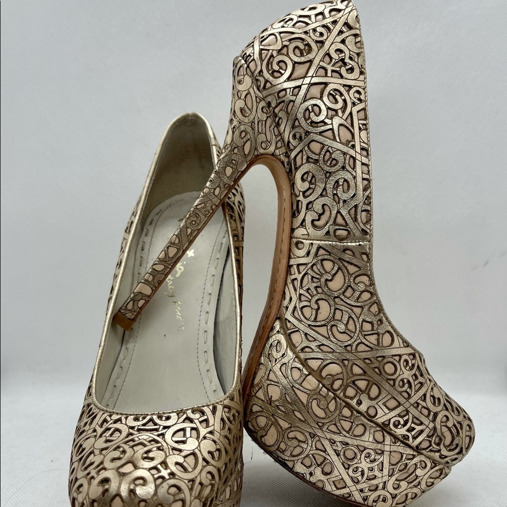 Alex & Olivia platform stiletto gold pump 39